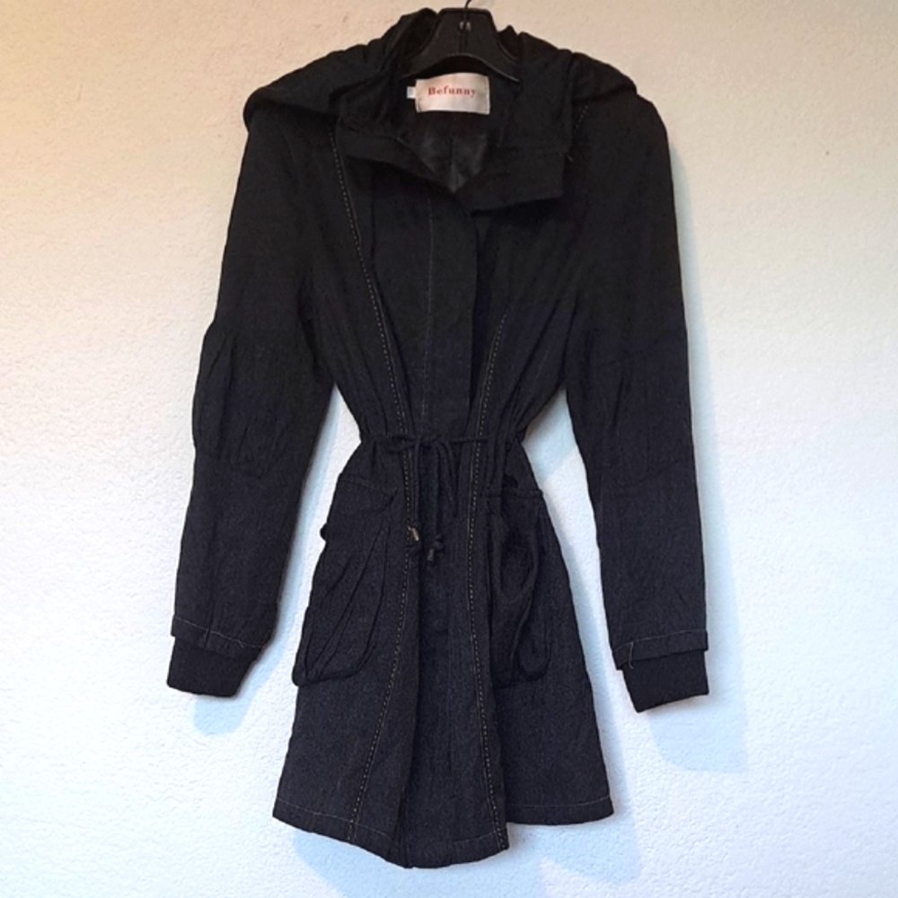 Befunny Brand Black Trench Coat with Classic Tailoring and Structured Silhouette